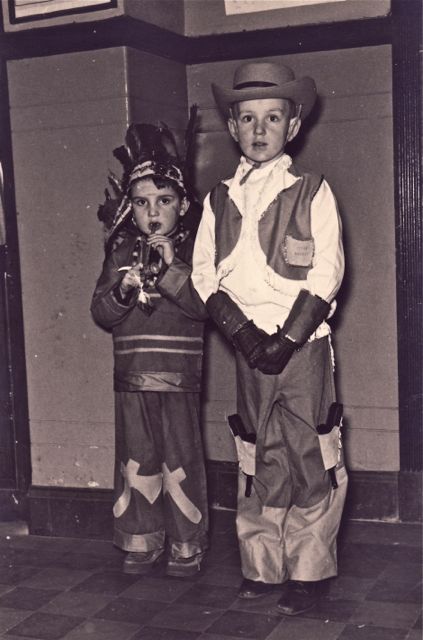 Omdat ik mij altijd te diep moest bukken voor ik mijn revolvers kon pakken won mijn jongere broertje altijd de strijd. Slecht kostuum oma!